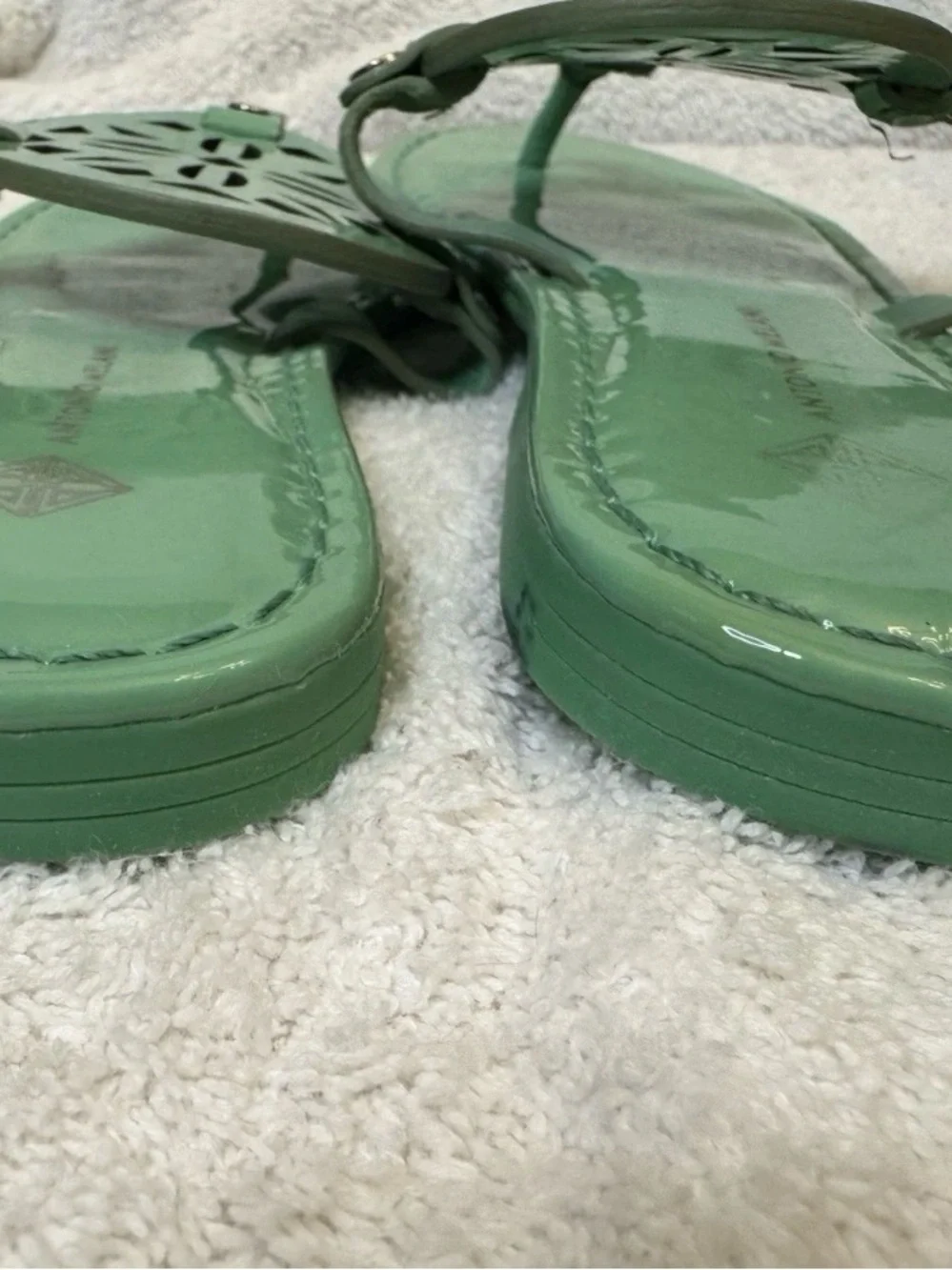 Antonio Melani Medallion Flat Sandals 6.5 Mint Green Patent Leather T-Strap VGC